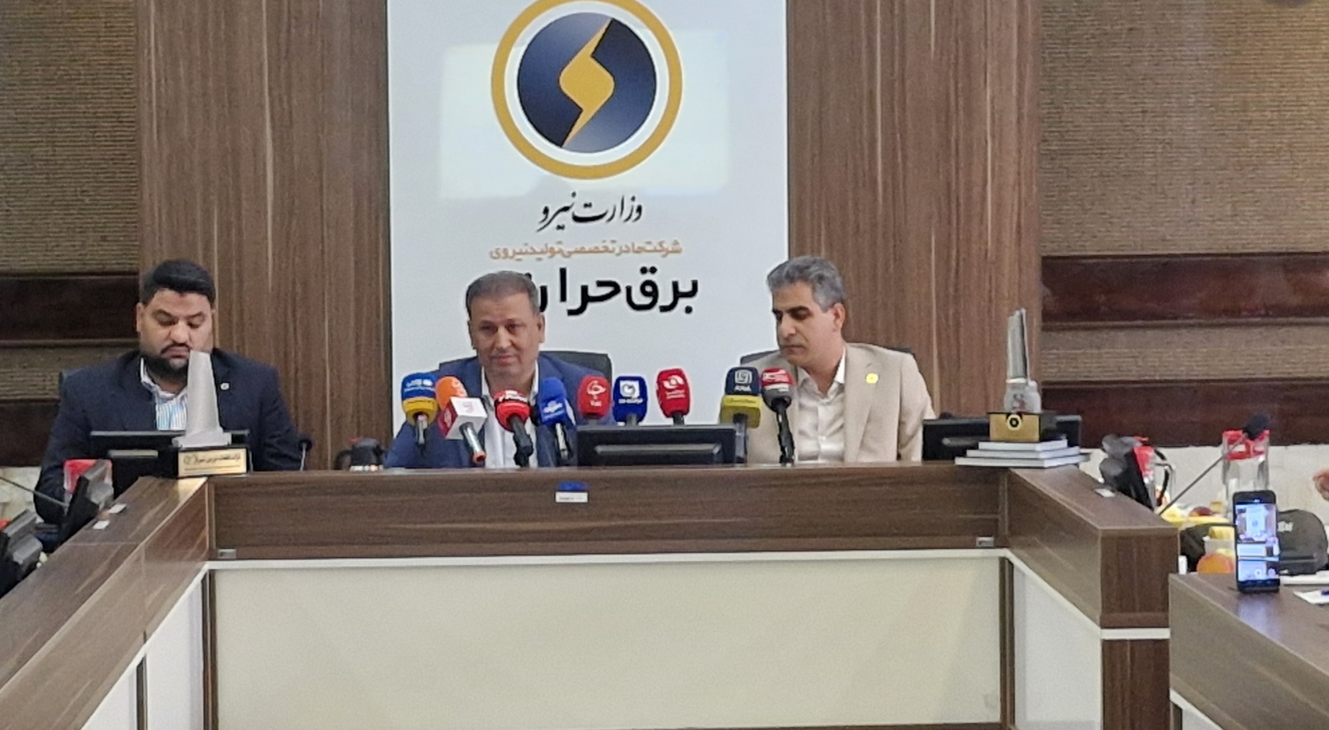 بیش از ۸۰ درصد مخازن نیروگاهها گازوئیل دارند// اختصاصی خبرنگار بیش از ۸۰ درصد مخازن نیروگاهها گازوئیل دارند// اختصاصی خبرنگار