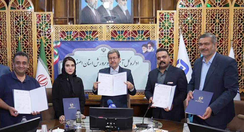 امضای تفاهمنامههای کلان۲ هزار و ۷۳۰ مگاواتی برق سبز در استان اصفهان امضای تفاهمنامههای کلان۲ هزار و ۷۳۰ مگاواتی برق سبز در استان اصفهان
