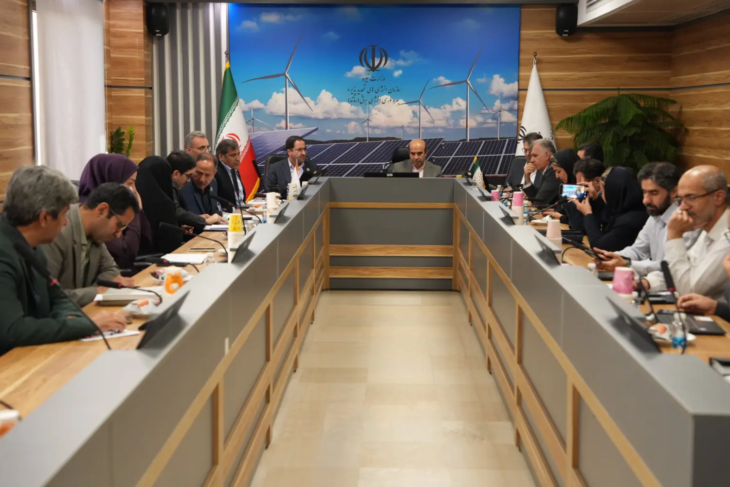 همکاری دستگاههای اجرایی برای تحقق ظرفیت ۱۲ هزار مگاوات نیروگاه تجدیدپذیر همکاری دستگاههای اجرایی برای تحقق ظرفیت ۱۲ هزار مگاوات نیروگاه تجدیدپذیر