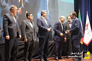 تندیس برتر کنفرانس نیروگاههای خورشیدی به قزوین رسید تندیس برتر کنفرانس نیروگاههای خورشیدی به قزوین رسید
